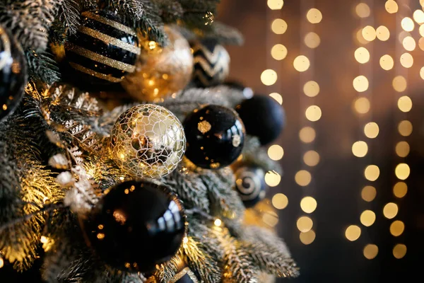 Mooie feestelijke kerstboom is in de kamer versierd met kerstspeelgoed ballen — Stockfoto