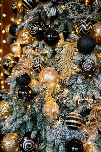 Mooie feestelijke kerstboom is in de kamer versierd met kerstspeelgoed ballen — Stockfoto