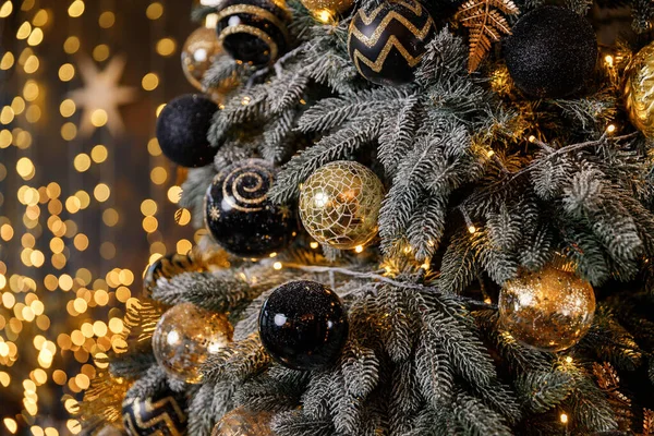 Güzel Noel ağacı Noel oyuncaklarıyla süslenmiş odada.