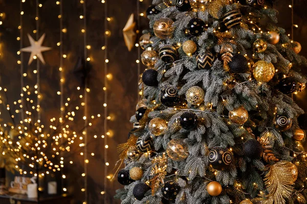 Mooie feestelijke kerstboom is in de kamer versierd met kerstspeelgoed ballen — Stockfoto