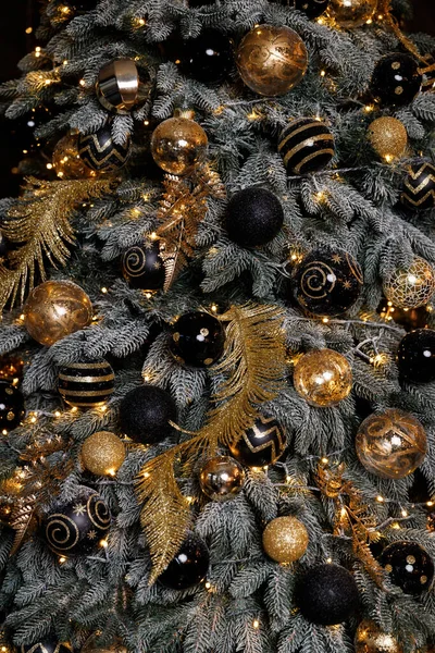 Mooie feestelijke kerstboom is in de kamer versierd met kerstspeelgoed ballen — Stockfoto