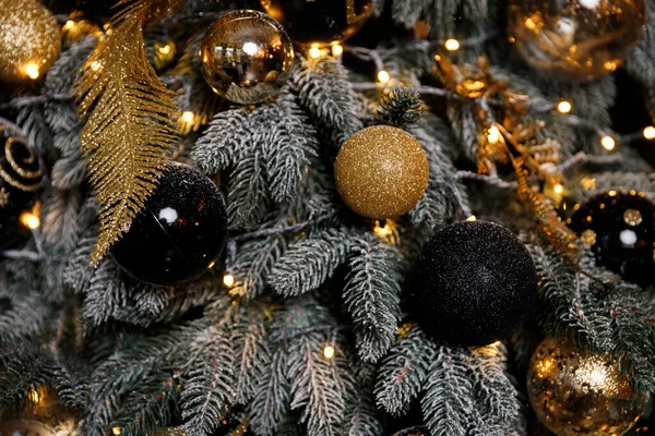 Mooie feestelijke kerstboom is in de kamer versierd met kerstspeelgoed ballen — Stockfoto