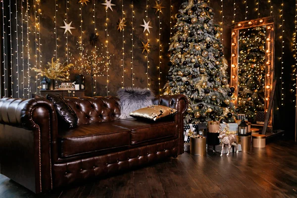 一间有圣诞树、玩具、礼物和灯光装饰的房间 — 图库照片
