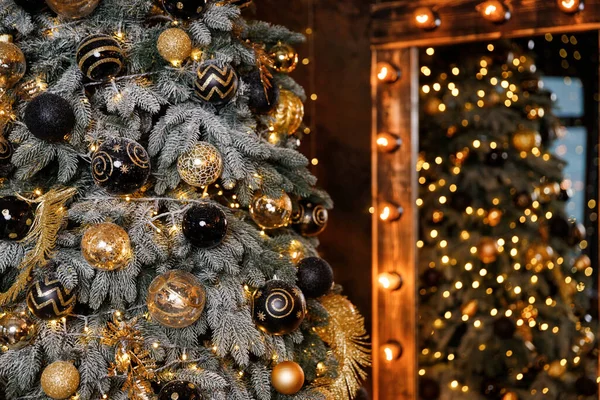 Mooie feestelijke kerstboom is in de kamer versierd met kerstspeelgoed ballen — Stockfoto