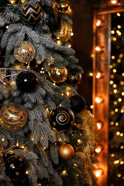 Mooie feestelijke kerstboom is in de kamer versierd met kerstspeelgoed ballen — Stockfoto