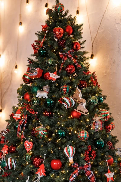 Schöne festliche Weihnachtsbaum ist im Raum mit Weihnachtsspielzeug Kugeln geschmückt lizenzfreie Stockfotos