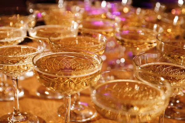 Ποτήρια με σαμπάνια σε εκδήλωση, γιορτή, πάρτι — Φωτογραφία Αρχείου