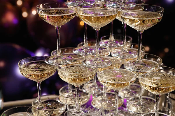 Bardaklar şampanyayla kayar Tatilde, doğum gününde, restoranda parti — Stok fotoğraf