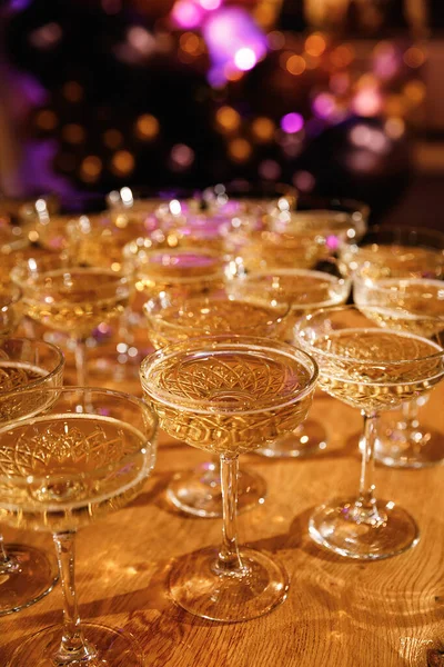 Brýle se šampaňským na akci, oslavy, párty — Stock fotografie