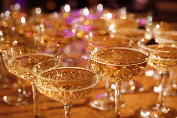 Bicchieri con champagne ad un evento, celebrazione, festa — Foto Stock