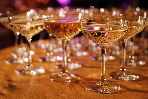Bicchieri con champagne ad un evento, celebrazione, festa — Foto Stock