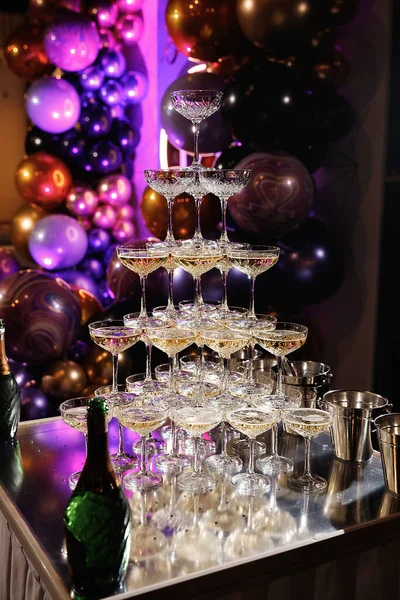 Corrediça de óculos com champanhe no feriado, aniversário, festa no restaurante — Fotografia de Stock