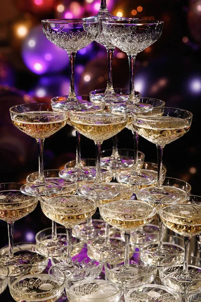 Bicchieri scivolo con champagne in vacanza, Compleanno, festa in ristorante Immagine Stock