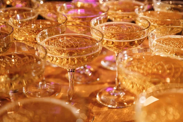 Окуляри з шампанським на заході, святкування, вечірка — стокове фото