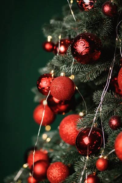 Rote Kugeln Schmücken Einen Weihnachtsbaum Auf Grünem Hintergrund Selektiver Fokus — Stockfoto