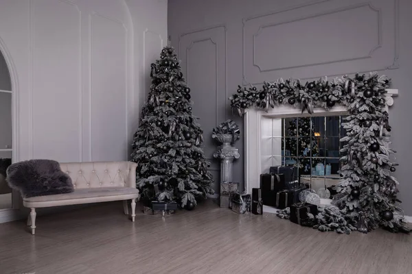 Χριστουγεννιάτικο Δέντρο Διακοσμημένο Δώρα Στέκεται Στο Φως Εσωτερικούς Χώρους Τζάκι — Φωτογραφία Αρχείου