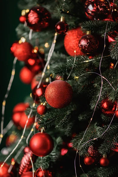 Rode Ballen Versieren Een Kerstboom Een Groene Achtergrond Selectieve Focus — Stockfoto