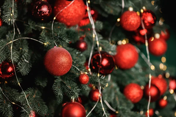 Rode Ballen Versieren Een Kerstboom Een Groene Achtergrond Selectieve Focus — Stockfoto