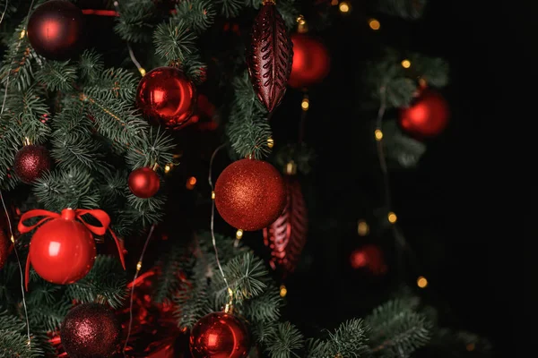 Rote Kugeln Schmücken Einen Weihnachtsbaum Auf Grünem Hintergrund Selektiver Fokus — Stockfoto