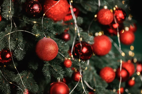 Rote Kugeln Schmücken Einen Weihnachtsbaum Auf Grünem Hintergrund Selektiver Fokus Stockfoto