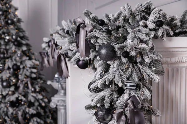 Μαύρο Και Άσπρο Χριστουγεννιάτικη Διακόσμηση Ένα Χιονισμένο Κλαδί Δέντρου — Φωτογραφία Αρχείου