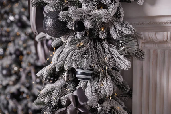 在白雪覆盖的树枝上的黑白圣诞装饰 — 图库照片