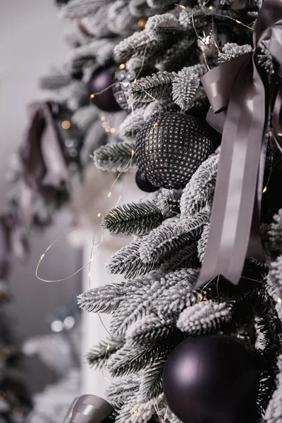 Zwart Witte Kerstversiering Een Met Sneeuw Bedekte Boomtak — Stockfoto