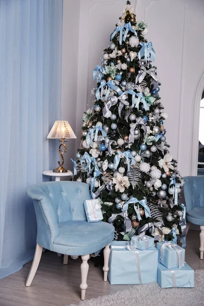 Kerstboom Met Blauwe Fauteuil Met Verpakte Blauwe Cadeaus Een Blauw — Stockfoto
