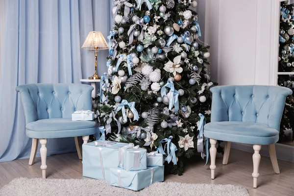 Prachtig Verpakte Blauwe Cadeautjes Onder Kerstboom Blauwe Fauteuil — Stockfoto