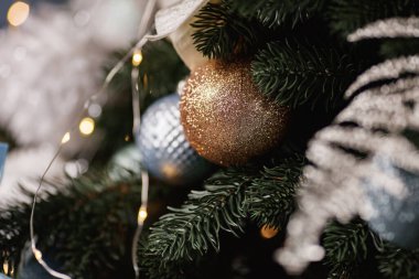 Mavi renkte Noel ağacı