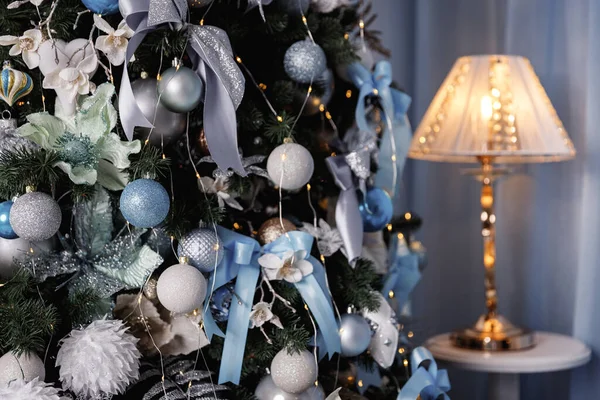 Kerstboom in blauwe kleur — Stockfoto