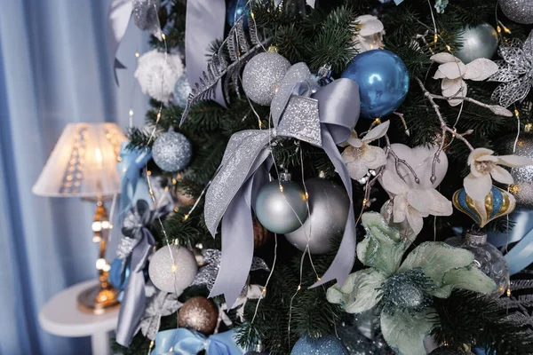 Kerstboom in blauwe kleur — Stockfoto