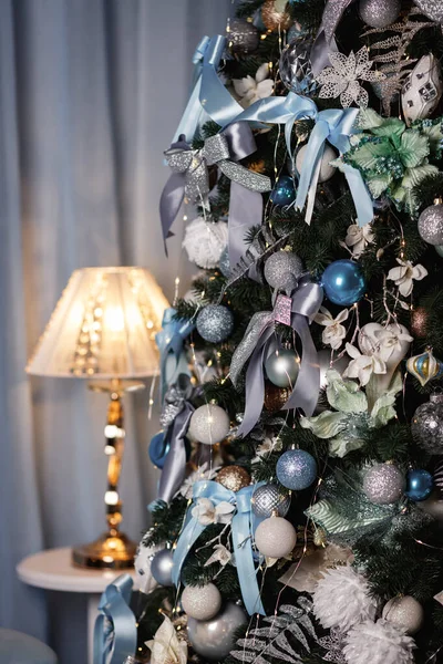 Χριστουγεννιάτικο δέντρο σε μπλε χρώμα — Φωτογραφία Αρχείου