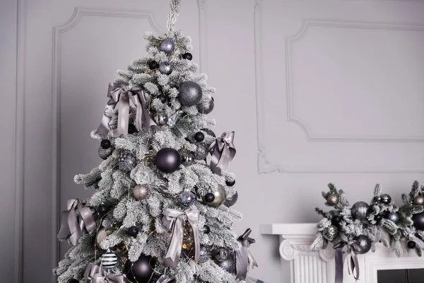 Χριστουγεννιάτικο δέντρο με μαύρες και ασημένιες μπάλες — Φωτογραφία Αρχείου