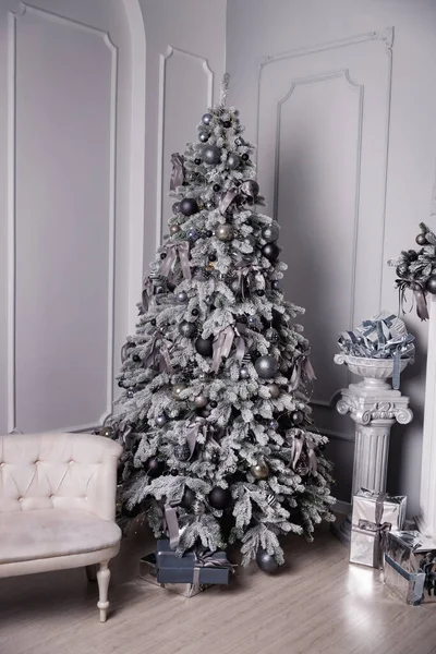 Árbol de Navidad con bolas negras y plateadas —  Fotos de Stock