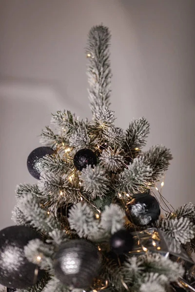 Kerstboom met zwarte en zilveren ballen — Stockfoto