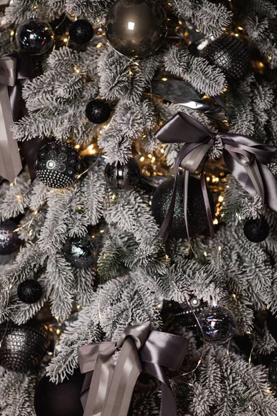 黒と銀のボールとクリスマスツリー — ストック写真