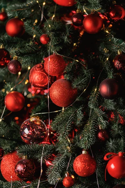 Rode Kerstbal hangend aan kerstboom — Stockfoto