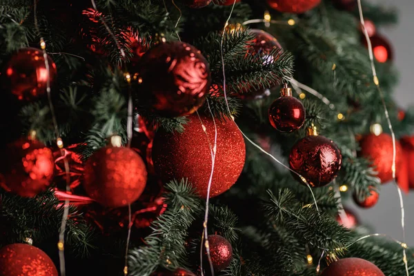 Röd julboll hängande på julgran — Stockfoto