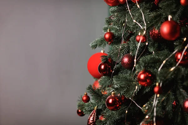Червоний різдвяний м'яч висить на ялинці Ліцензійні Стокові Фото
