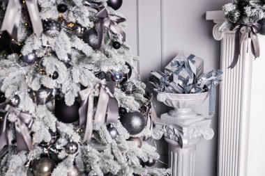 Noel hediyeleri ve hediyeler Noel ağacının altında.