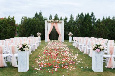 Beyaz renkte düğün dekoru.