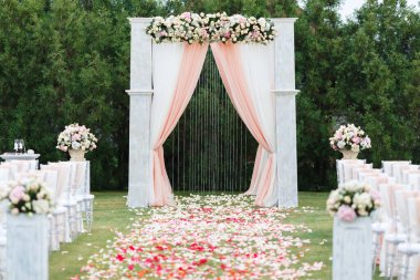 Beyaz renkte düğün dekoru.