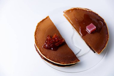 Beyaz arkaplanda Lezzetli gözleme yığını