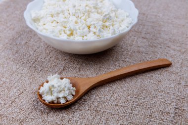 Tahta kaşıkla kasede taze çiftlik peyniri..