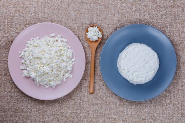 Ev yapımı, yağsız, ahşap kaşıklı süzme peynir..