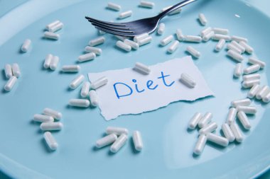 Tabaktaki iğneler, vitaminler, takviyeler ve tabletler.