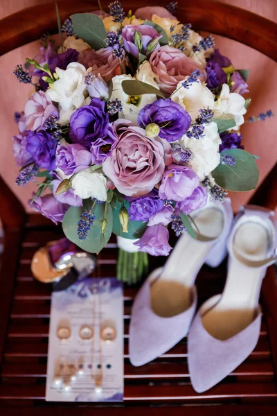 Bouquet Nuptial Fleurs Roses Chaussures Mariage Bagues Parfum — Photo