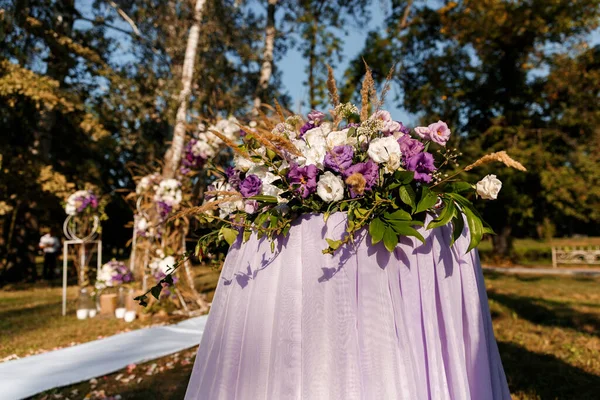 Local Cerimônia Casamento Arco Casamento Decorado Com Flores Frescas Belo — Fotografia de Stock