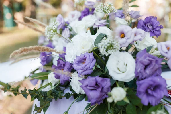 Local Cerimônia Casamento Arco Casamento Decorado Com Flores Frescas Belo — Fotografia de Stock